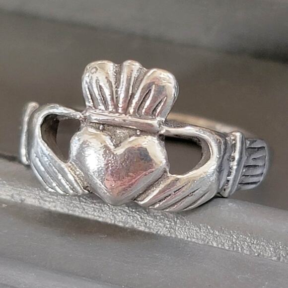 Traditional Claddagh Sterling Silver Ring, Symbolic Irish Vintage Jewelry - Picture 1 of 10